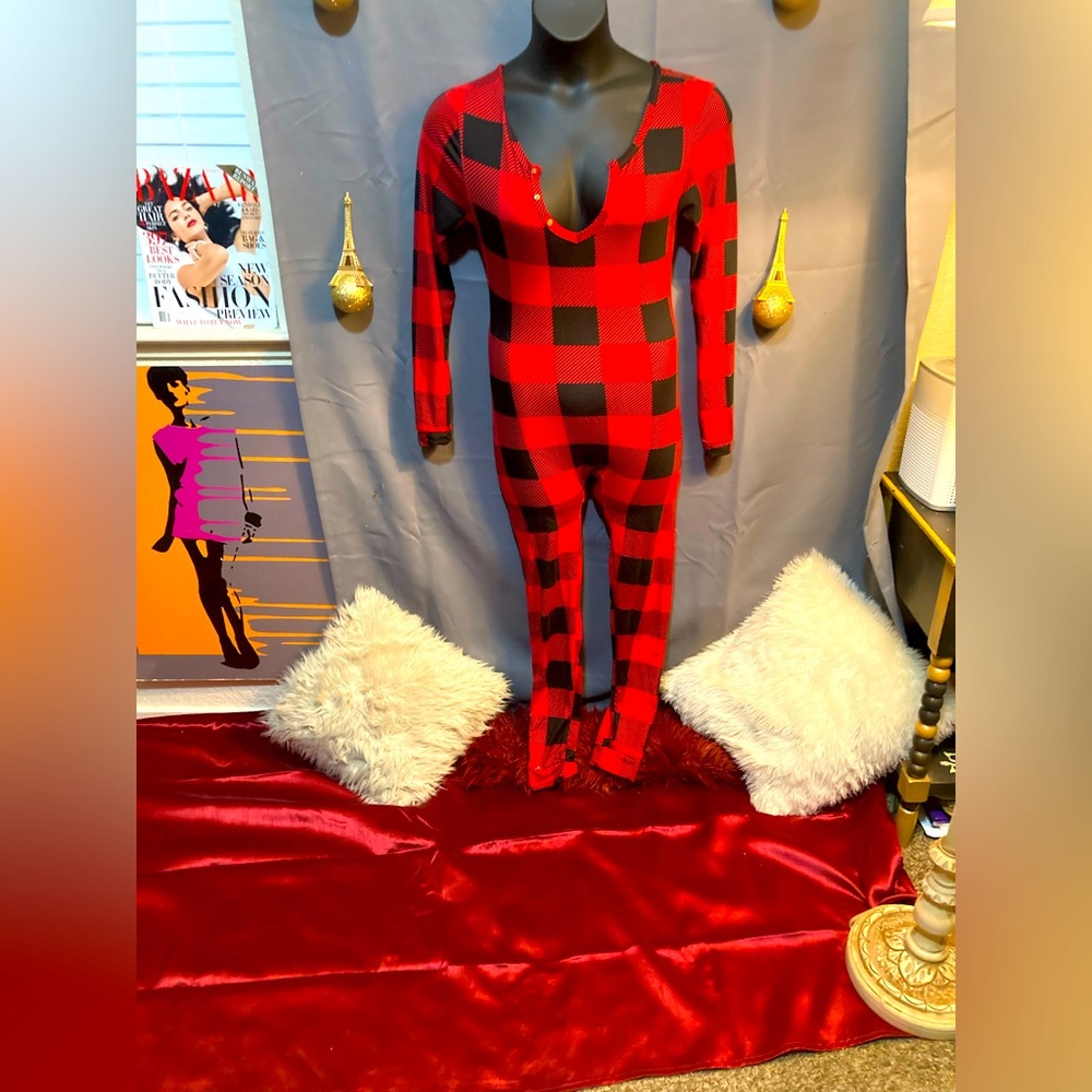 I’m selling Jammies size M/S red and black brand new
